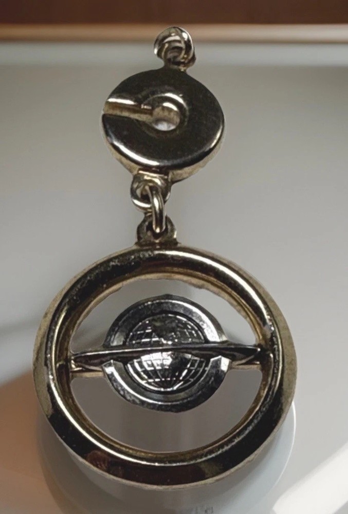 VTG & antique Hickok swivel fob pendant. It features a gold-toned outer ring