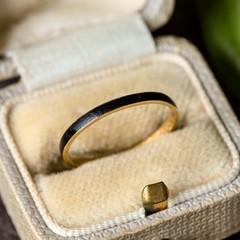 SUPERB ANTIQUE ENGLISH 18K GOLD BLACK ENAMEL MINIMAL MOURNING BAND RING 1870