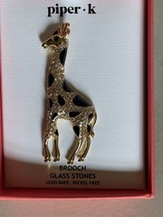 PIPER. K GOLD TONE METAL GIRAFFE DESIGN BROOCH WITH GLASS STONES 2,75”