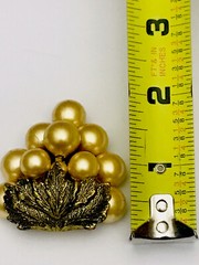 VINTAGE ART DECO PEARLIZED GRAPES METAL LEAVES FUR DRESS CLIP BROOCH