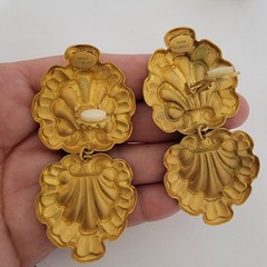 Vintage Gold Tone Seashell Dangle Clip on Earrings Doorknocker Statement 1980s