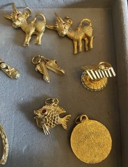 20 Pc Gold Tone VTG Charm/Pendants CAT WISHING WELL MANSION FISH BABY SHOES Etc