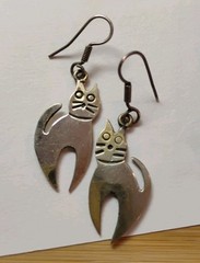Adorable Vintage ALPACA Stamped Stylized 1¾” Kitty Cat Dangle Earrings!
