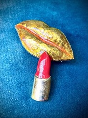 Amazing Graphic Pop Art Golden Lips & Red Lipstick Vintage Brooch