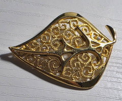Vintage Lind Gal Leaf Brooch Gold Tone 2.5″ Openwork Textured Filigree Pin