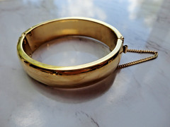 RARE VTG ’80S SIGNED JACKIE COLLINS GOLDTONE ANIMAL PRINT HINGED CUFF BRACELET
