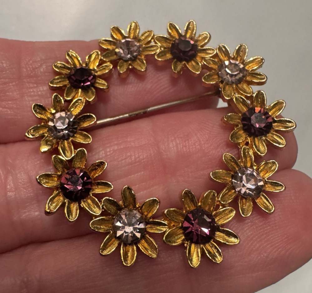 Vintage Gold Tone Daisy Wreath Brooch Purple Pink Rhinestone Flower Pin 1.5″