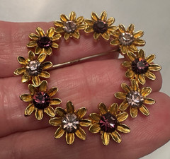 Vintage Gold Tone Daisy Wreath Brooch Purple Pink Rhinestone Flower Pin 1.5″
