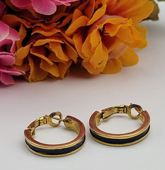 Vintage Crown Trifari Gold Tone Dark Blue Enamel 21 mm Lever‑Back Hoop Earrings