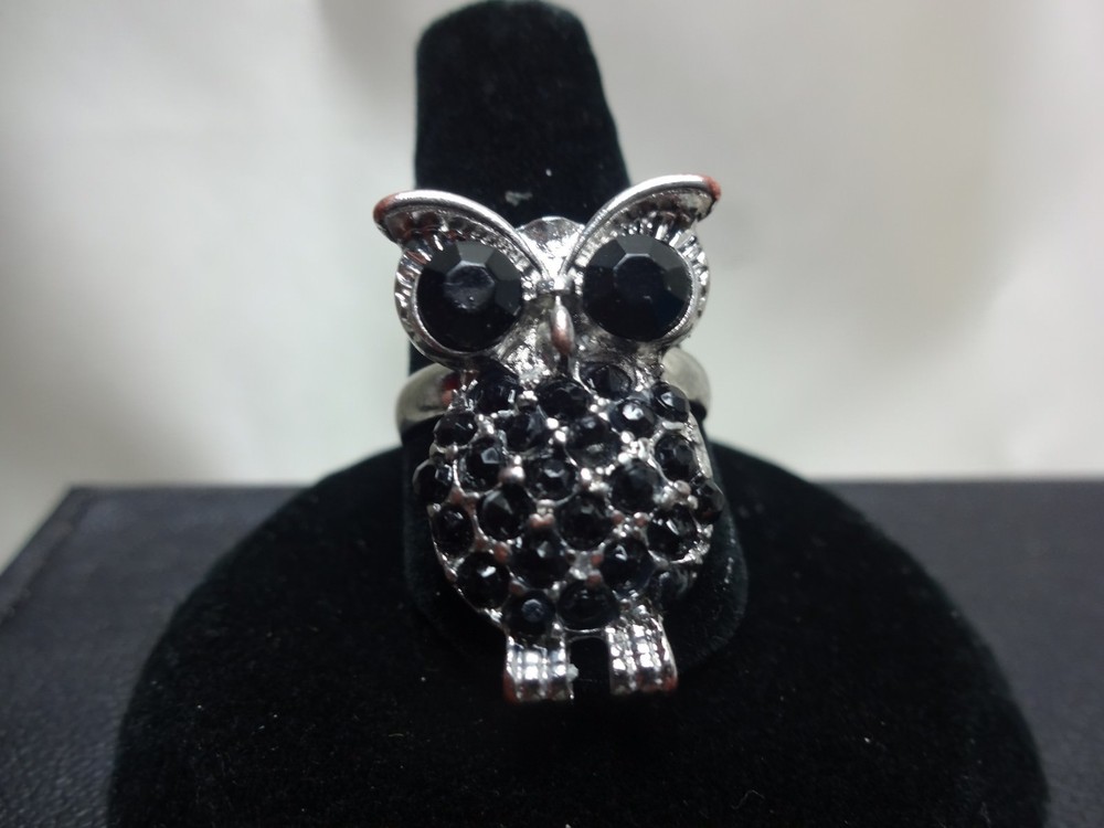 VINTAGE METAL ALLOY OWL RING W/ FACETTED BLACK ONYX LIKE EYES AND CLUSTER BODY