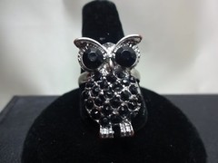 VINTAGE METAL ALLOY OWL RING W/ FACETTED BLACK ONYX LIKE EYES AND CLUSTER BODY