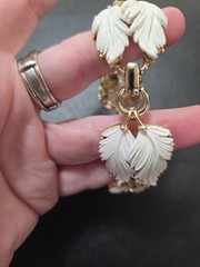 Vintage Lisner 1960 Bracelet With White Lucite Leaves Set On a Goldtone Metal…