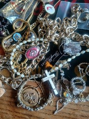 Estate Find Costume Jewelry Lot-Brooches Earrings Necklaces Rings & More (R)