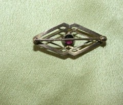 10kt Gold Brooch/pin with Garnet 1.5g weight 45 mm