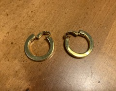 Vintage Trifari gold tone 7/8 inch hoop clip earrings