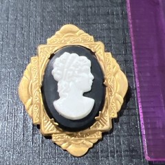 Vintage Cameo Brooch 1.5 In