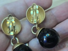 Vintage Erwin Pearl Black Ball Drop Dangle Clip On Earrings Matte Gold Tone