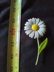 Green Daisy 1960’s Flower Brooch Pin Green Enamel 3 x 2 1/4″ NICE