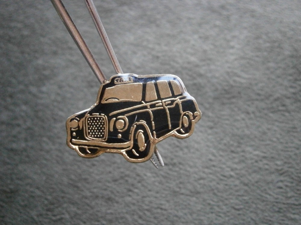 London Black Taxi Cab Vintage Goldone Enamel Lapel Pin Hat Badge 3.1g