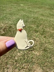 Vintage Signed Vero White Enamel Cat Kitten w/ Red Heart Collar Brooch EUC