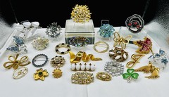 Vtg. Brooch Lot Some Signed Rhinestone, Gold Silver Tone Wear Resell 28pc Monet