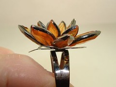 VINTAGE 1970-80’S ADJUSTABLE MOLDED PLASTIC FLOWER W/RHINESTONE RING! COOL PC.