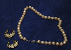 Vtg 16″ simulated pearl necklace with pearl pierced hoop earrings.
