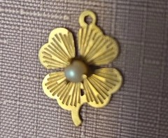 FOUR LEAF CLOVER Shamrock Charm Pendant Irish Lucky Vintage 1.1 grams W/pearl