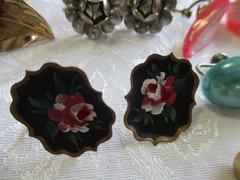 VINTAGE ESTATE JEWELRY 75 PAIR ALL OLD SCREW ON EARRINGS CROWN PARROT BUTTERFLY