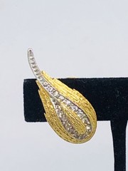 VTG HATTIE CARNEGIE SIGNED TEXTURED GOLD TONE CLIMBER EARRINGS W/RHINESTONES