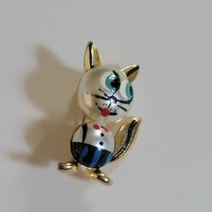 Vintage Spain Painted Faux Pearl Tuxedo Cat Brooch Pin Gold Tone 1.25in Kitsch