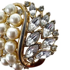 Vtg Gold Tone Clear Rhinestone Faux Pearl Circle Brooch Pin