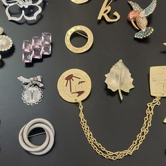 Lot of 26 Vintage Estate Jewelry Costume Brooches Pin Brooch Mix Metal