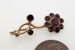 ANTIQUE GEORGIAN ENGLISH 15K GOLD FOILED GARNET FLOWER BROOCH / LACE PIN c1820