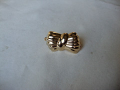 VTG 1970s RIBBON BOW GOLD TONE HINGED W/SAFETY CATCH DRESS/SCARF CLIP