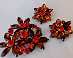 “JUDY LEE” VINTAGE BROOCH + CLIP EARRINGS IN BROWN/ORANGE/GOLD RHINESTONES