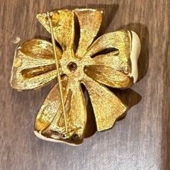 Vintage Cream Enamel Bow Brooch Gold Tone Textured Ribbon Pin Mid Century Style