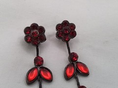 2″ RED CRYSTAL BLACK ALLOY VTG ESTATE DANGLE DAINTY FLOWER VINE PIERCED EARRINGS