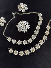 Vtg White Daisy Necklace Bracelet Brooch Earrings Parure Set Gold Toned Gift Box