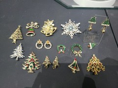 14 pc lot vtg jewelry Brooches pins earrings Christmas Trees wreath rhinestones