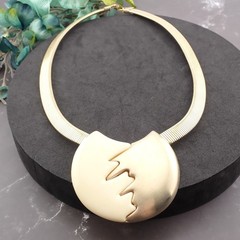 Vintage Lavin Era Cream Resin Matte Gold Tone 9mm Omega 17″ Pendant Necklace