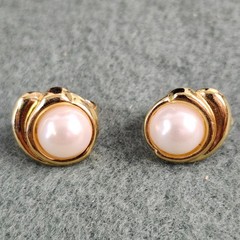 VINTAGE CHIC CLIP EARRINGS MCM FAUX PEARL GOLD TONE SWIRL GRANNYCORE