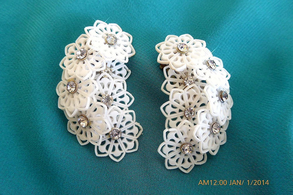 VINTAGE 50s SOFT PLASTIC & RHINESTONE FLOWER EAR-CLIMBER EARRINGS