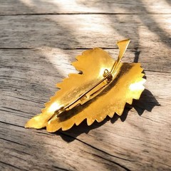 Vintage Gold Tone Leaf Brooch Pin With Textured Details & Secure Clasp