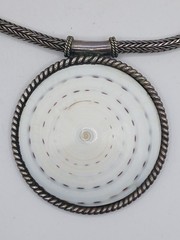 Vtg. Bali Wheat Design Sterling Silver & Shiva Eye Shell Round Pendant/Necklace