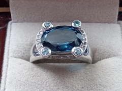 Sterling Silver London Blue Topaz Ring w. Light Blue Topaz Accents – Size 10.5