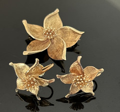 Vintage Solid 14K gold Flower pin and matching Screw back earrings, Fisher DsVa