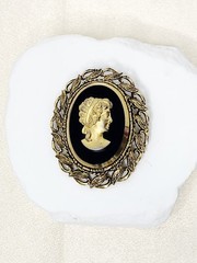 Vintage Victorian Gold Tone Black Glass Cameo Brooch