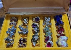 Lovely Vintage Mele Jewelry Box With 14 Pairs Of Vintage Earrings Rhinestone