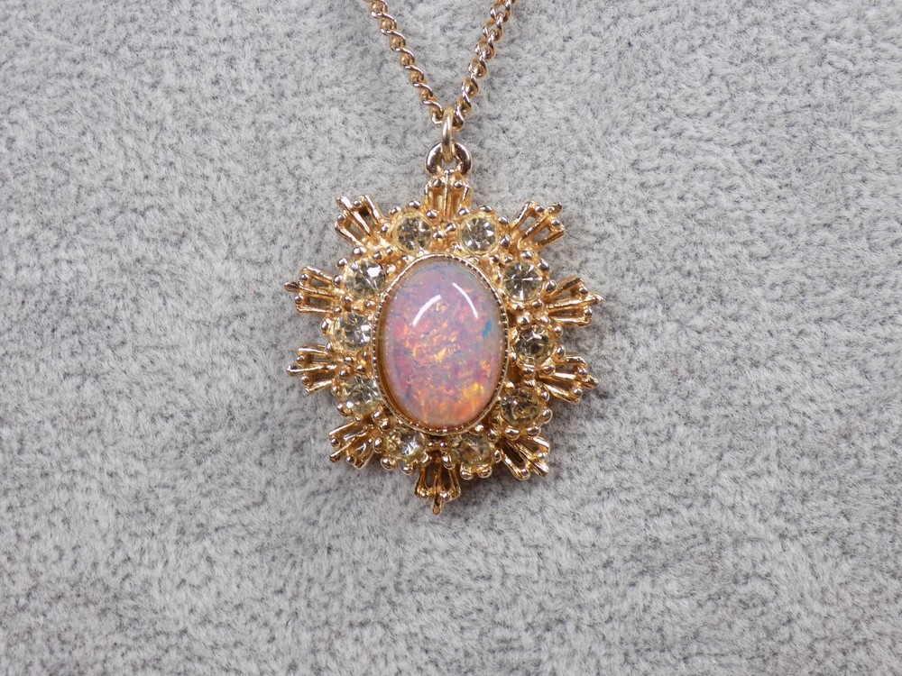 Vintage Anthony Dragon’s Breath Faux Opal Pendant Necklace Gold-tone Crystal 16″
